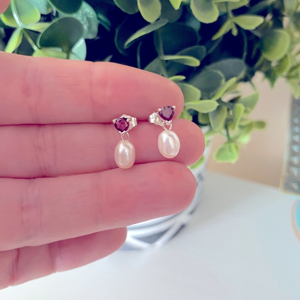 LEACH & GARNER 925 Sterling Silver Garnet heart pearl earrings minimal style.
